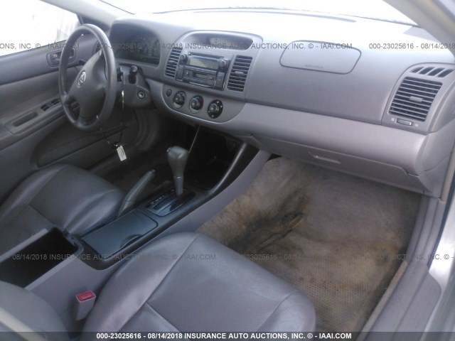 4T1BE32K92U059341 - 2002 TOYOTA CAMRY LE/XLE/SE 灰色 照片 5