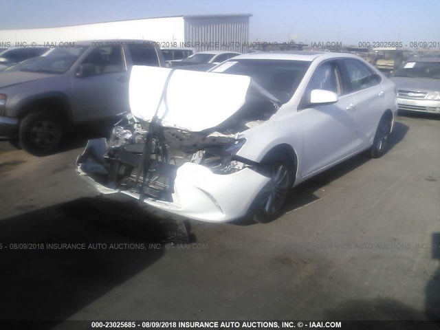 4T1BF1FK6HU340291 - 2017 TOYOTA CAMRY LE/XLE/SE/XSE WHITE photo 2