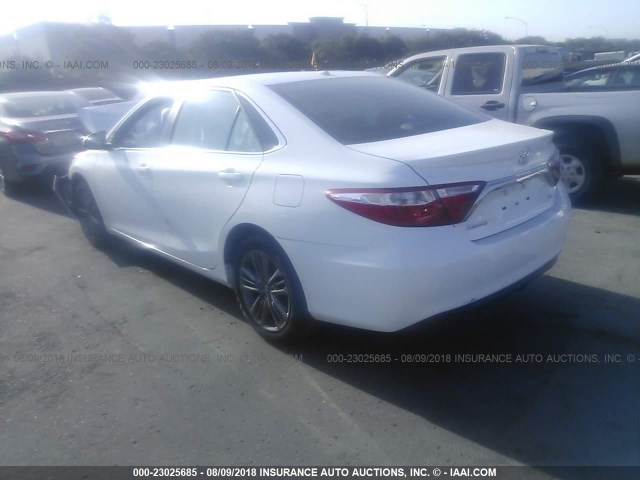 4T1BF1FK6HU340291 - 2017 TOYOTA CAMRY LE/XLE/SE/XSE WHITE photo 3