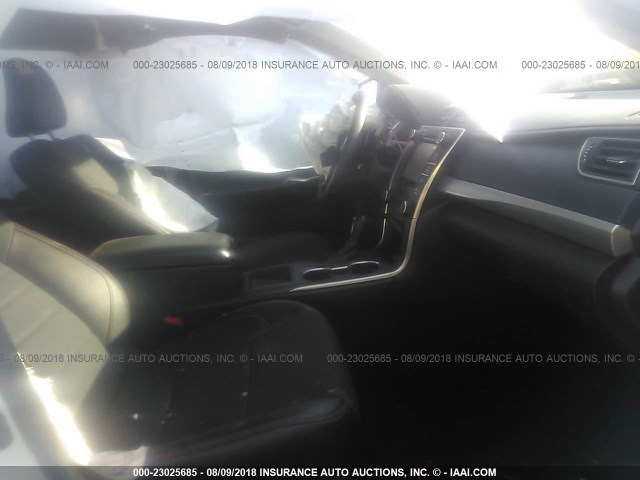 4T1BF1FK6HU340291 - 2017 TOYOTA CAMRY LE/XLE/SE/XSE WHITE photo 5