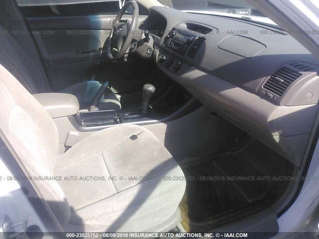 4T1BE32K62U058051 - 2002 TOYOTA CAMRY LE/XLE/SE Ақ фото 5