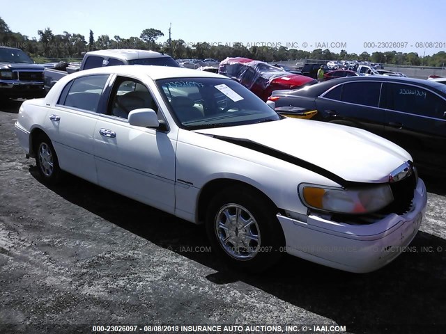 1LNFM82W2WY687924 - 1998 LINCOLN TOWN CAR SIGNATURE WHITE photo 1