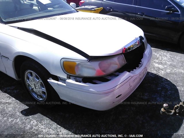 1LNFM82W2WY687924 - 1998 LINCOLN TOWN CAR SIGNATURE WHITE photo 6