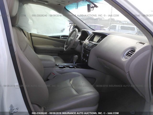 5N1AR2MN8DC607470 - 2013 NISSAN PATHFINDER S/SV/SL/PLATINUM WHITE photo 5