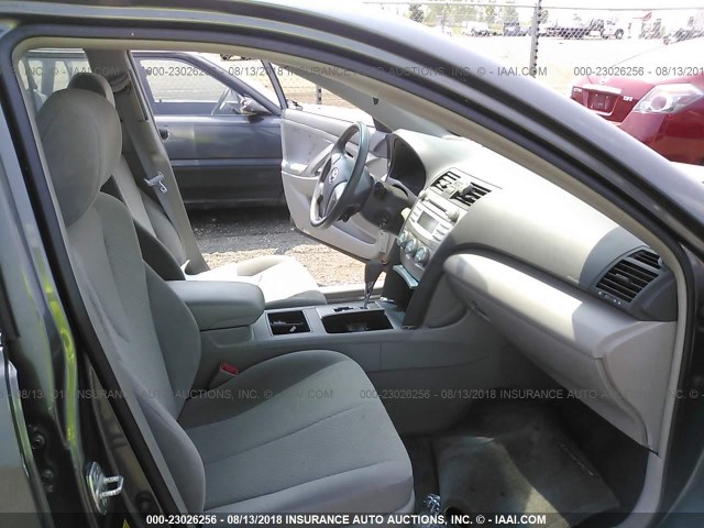 4T4BE46K39R122059 - 2009 TOYOTA CAMRY SE/LE/XLE ნაცრისფერი ფოტო 5