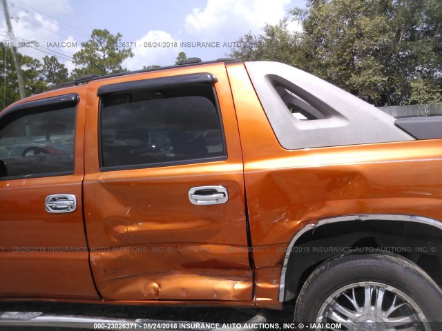 3GNEC12Z25G242619 - 2005 CHEVROLET AVALANCHE C1500 ORANGE photo 6