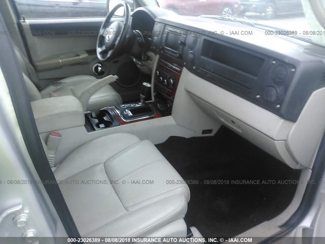 1J8HG58266C170834 - 2006 JEEP COMMANDER LIMITED SILVER photo 5