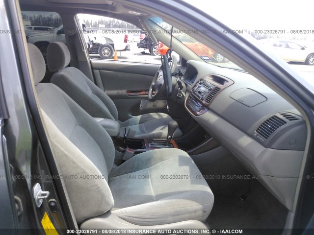 JTDBF30KX20086060 - 2002 TOYOTA CAMRY LE/XLE/SE Сұр фото 5