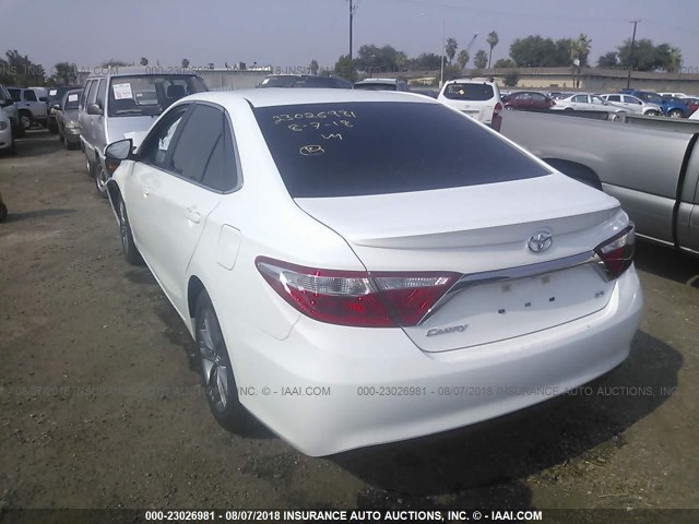 4T1BF1FK7HU445924 - 2017 TOYOTA CAMRY LE/XLE/SE/XSE 白色 照片 3