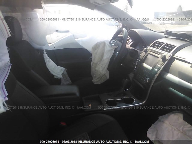 4T1BF1FK7HU445924 - 2017 TOYOTA CAMRY LE/XLE/SE/XSE 白色 照片 5