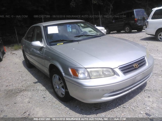 4T1BG22K11U031147 - 2001 TOYOTA CAMRY CE/LE/XLE 银色 照片 1