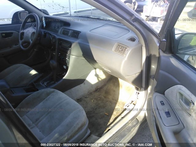 4T1BG22K5YU676457 - 2000 TOYOTA CAMRY CE/LE/XLE ვერცხლისფერი ფოტო 5
