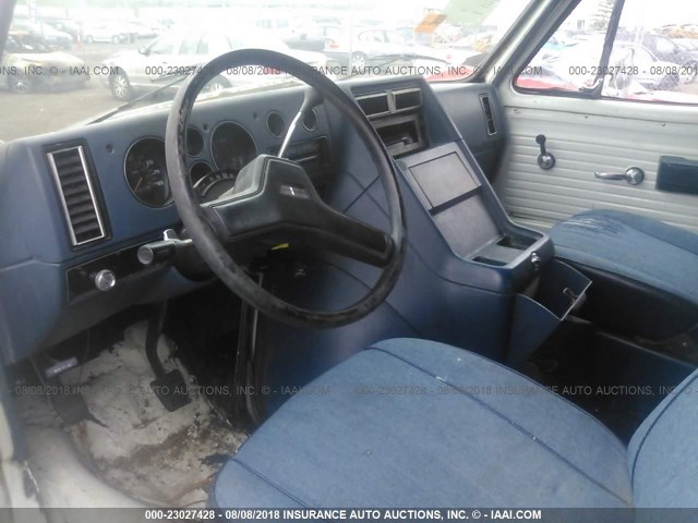 1GCEG25K4J7132775 - 1988 CHEVROLET G20 WHITE photo 5