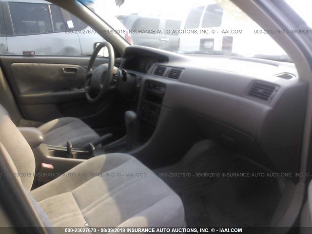 JT2BG22KXV0085654 - 1997 TOYOTA CAMRY LE/XLE 金色 照片 5