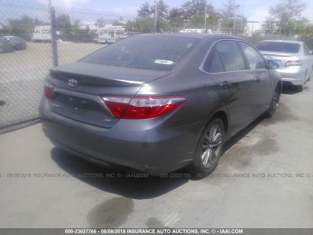 4T1BF1FK8FU497091 - 2015 TOYOTA CAMRY LE/XLE/SE/XSE GRAY photo 4