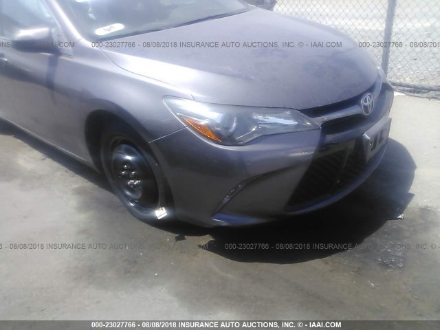 4T1BF1FK8FU497091 - 2015 TOYOTA CAMRY LE/XLE/SE/XSE GRAY photo 6