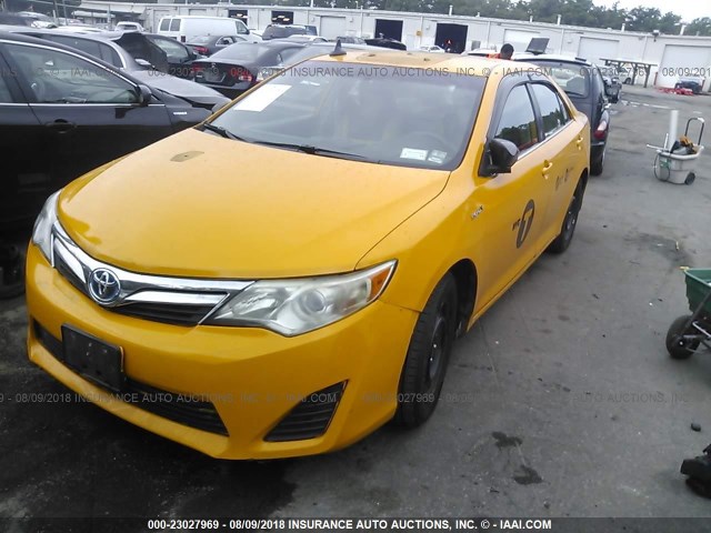 4T1BD1FK1EU137732 - 2014 TOYOTA CAMRY HYBRID/LE/XLE ყვითელი ფოტო 2