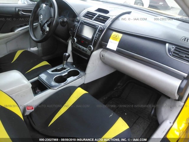 4T1BD1FK1EU137732 - 2014 TOYOTA CAMRY HYBRID/LE/XLE ყვითელი ფოტო 5