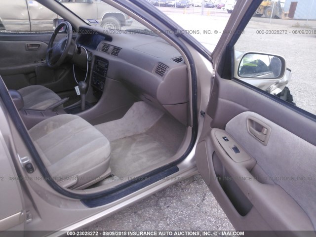 4T1BG22K3YU943398 - 2000 TOYOTA CAMRY CE/LE/XLE ოქროსფერი ფოტო 5