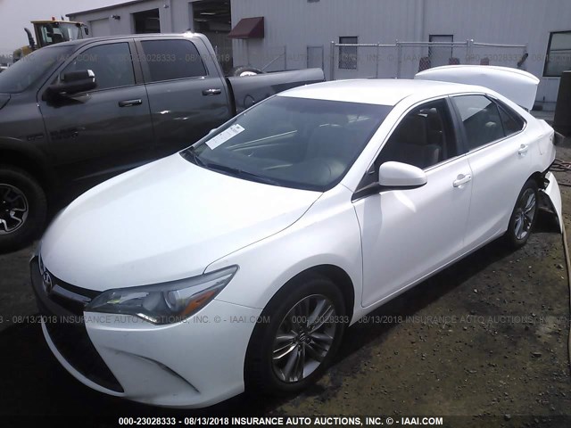 4T1BF1FK2GU570358 - 2016 TOYOTA CAMRY LE/XLE/SE/XSE 白色 照片 2