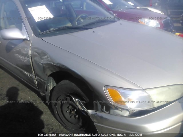 JT2BG22K1V0053952 - 1997 TOYOTA CAMRY LE/XLE 金色 照片 6