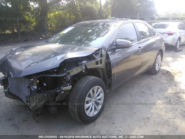 4T4BF1FK5GR547792 - 2016 TOYOTA CAMRY LE/XLE/SE/XSE 灰色 照片 2