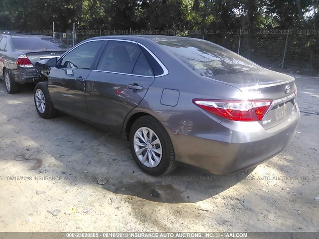 4T4BF1FK5GR547792 - 2016 TOYOTA CAMRY LE/XLE/SE/XSE GRAY photo 3