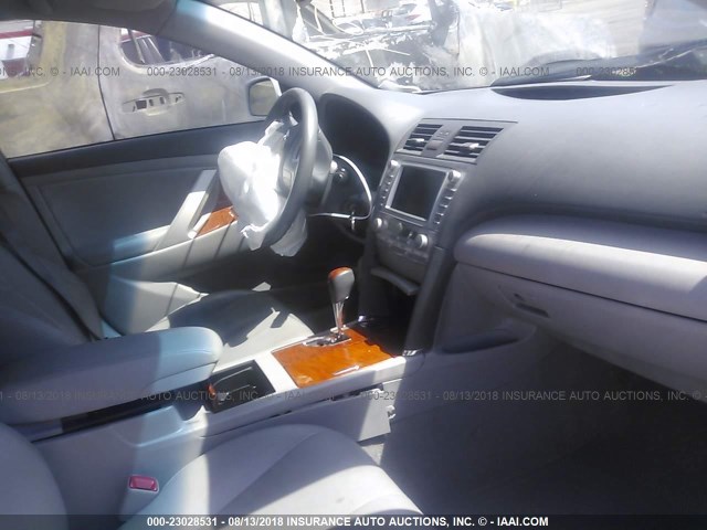4T1BF3EK7BU776202 - 2011 TOYOTA CAMRY SE/LE/XLE WHITE photo 5