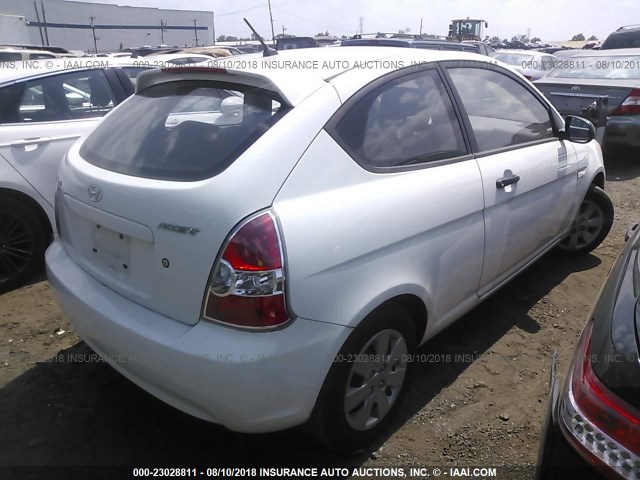 KMHCM3AC9BU195535 - 2011 HYUNDAI ACCENT WHITE photo 4