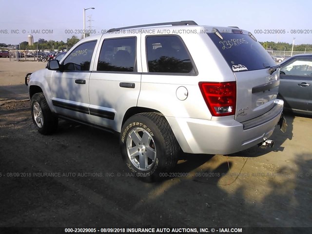 1J4GR48K55C685212 - 2005 JEEP GRAND CHEROKEE LAREDO/COLUMBIA/FREEDOM 银色 照片 3