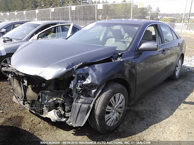 4T1BF3EK2AU113506 - 2010 TOYOTA CAMRY SE/LE/XLE ნაცრისფერი ფოტო 2