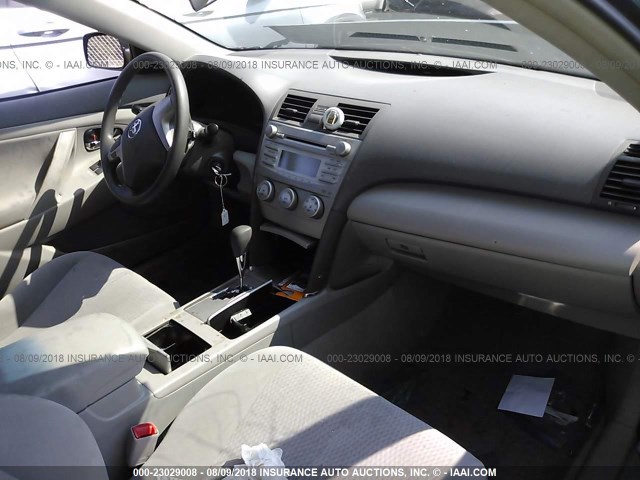 4T1BF3EK2AU113506 - 2010 TOYOTA CAMRY SE/LE/XLE ნაცრისფერი ფოტო 5