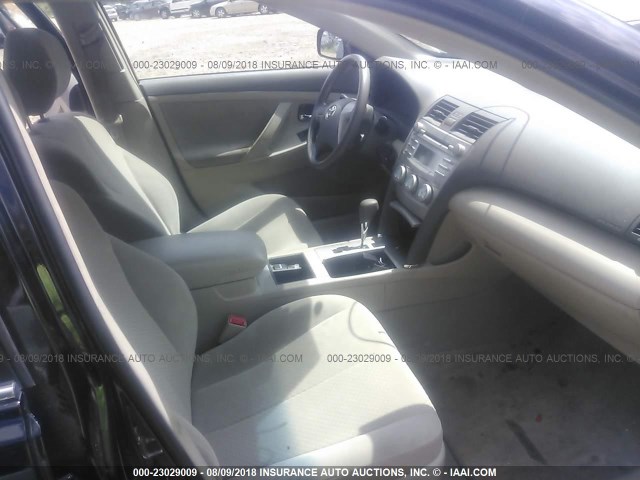 4T4BE46K89R084330 - 2009 TOYOTA CAMRY SE/LE/XLE შავი ფოტო 5