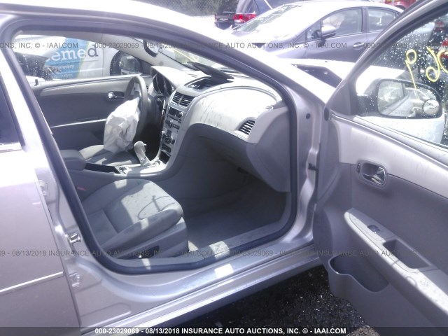 1G1ZB5E05CF246818 - 2012 CHEVROLET MALIBU LS Gümüş foto 5