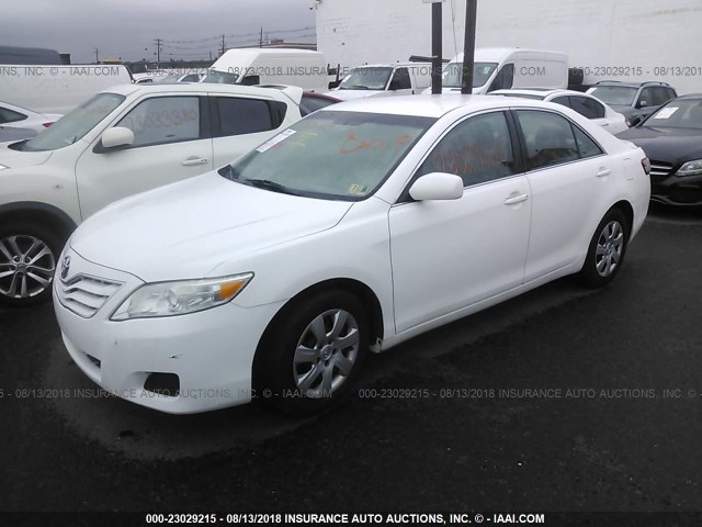 4T1BF3EK7BU731843 - 2011 TOYOTA CAMRY SE/LE/XLE WHITE photo 2