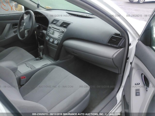 4T1BF3EK7BU731843 - 2011 TOYOTA CAMRY SE/LE/XLE WHITE photo 5