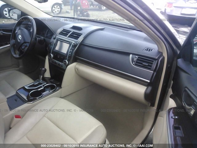 4T1BF1FK1DU723212 - 2013 TOYOTA CAMRY L/SE/LE/XLE ნაცრისფერი ფოტო 5