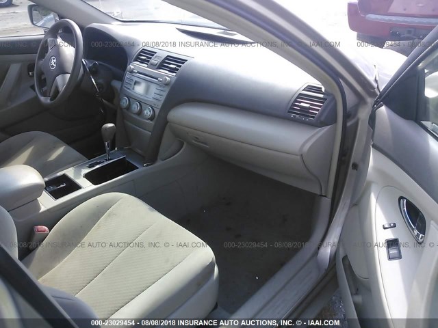 4T1BE46K09U833664 - 2009 TOYOTA CAMRY SE/LE/XLE ვერცხლისფერი ფოტო 5