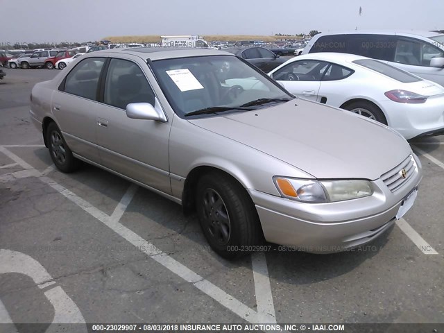 JT2BF28K4W0087850 - 1998 TOYOTA CAMRY LE/XLE 金色 照片 1