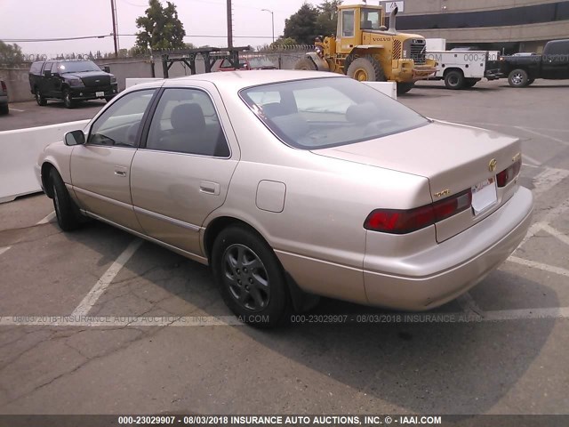 JT2BF28K4W0087850 - 1998 TOYOTA CAMRY LE/XLE GOLD photo 3