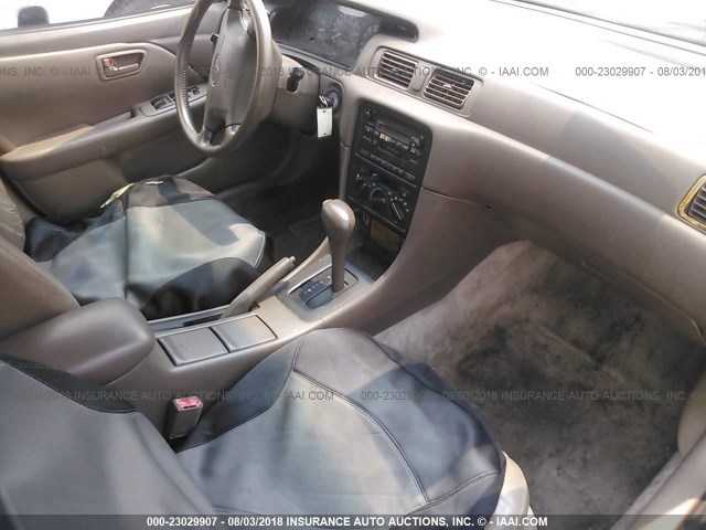 JT2BF28K4W0087850 - 1998 TOYOTA CAMRY LE/XLE 金色 照片 5