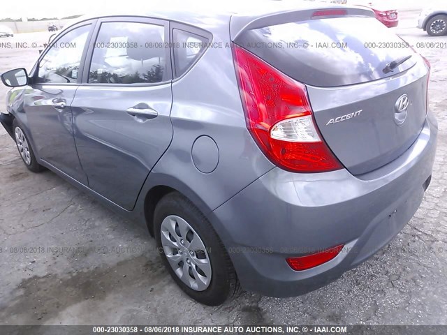 KMHCT5AEXHU311219 - 2017 HYUNDAI ACCENT SE GRAY photo 3