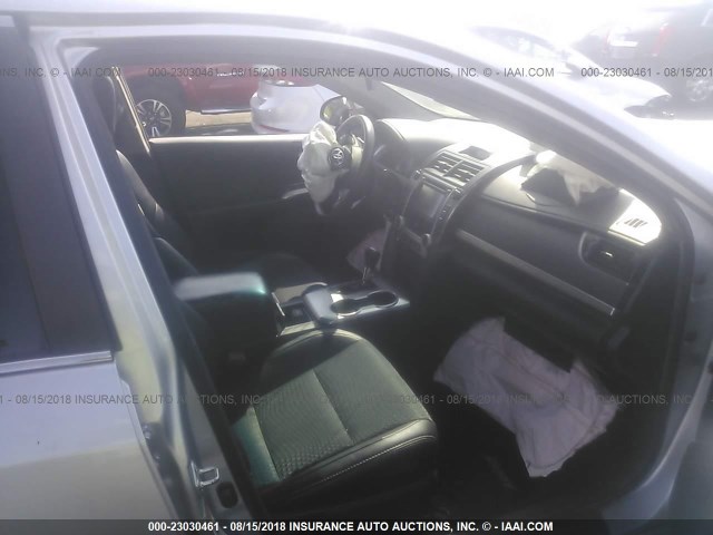 4T1BF1FK3EU448332 - 2014 TOYOTA CAMRY L/SE/LE/XLE 银色 照片 5
