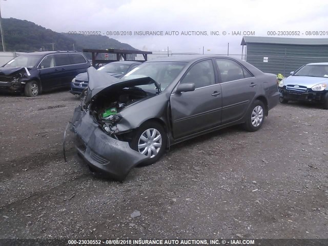 4T1BE30KX5U589633 - 2005 TOYOTA CAMRY LE/XLE/SE GRAY photo 2