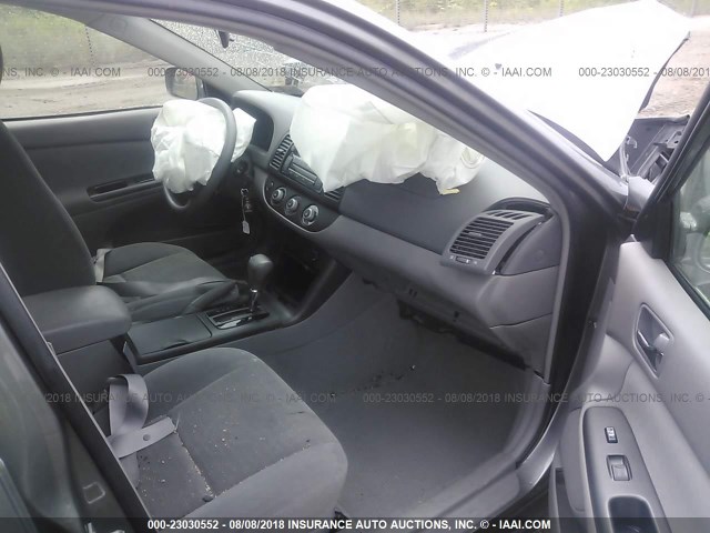 4T1BE30KX5U589633 - 2005 TOYOTA CAMRY LE/XLE/SE GRAY photo 5