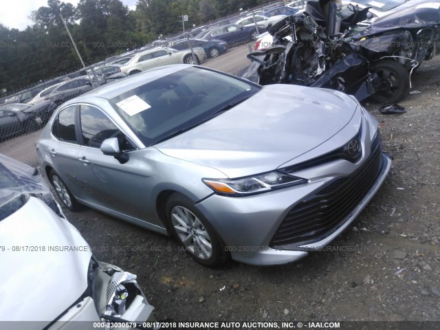 4T1B11HK6JU559284 - 2018 TOYOTA CAMRY L/LE/XLE/SE/XSE GRAY photo 1