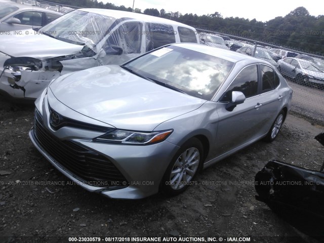 4T1B11HK6JU559284 - 2018 TOYOTA CAMRY L/LE/XLE/SE/XSE GRAY photo 2