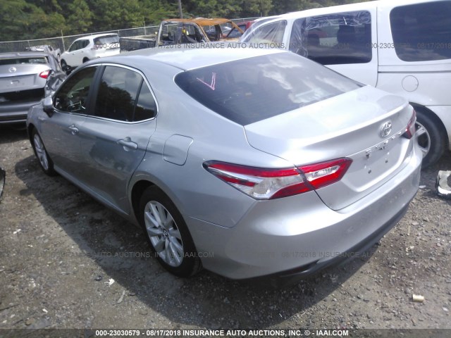 4T1B11HK6JU559284 - 2018 TOYOTA CAMRY L/LE/XLE/SE/XSE GRAY photo 3