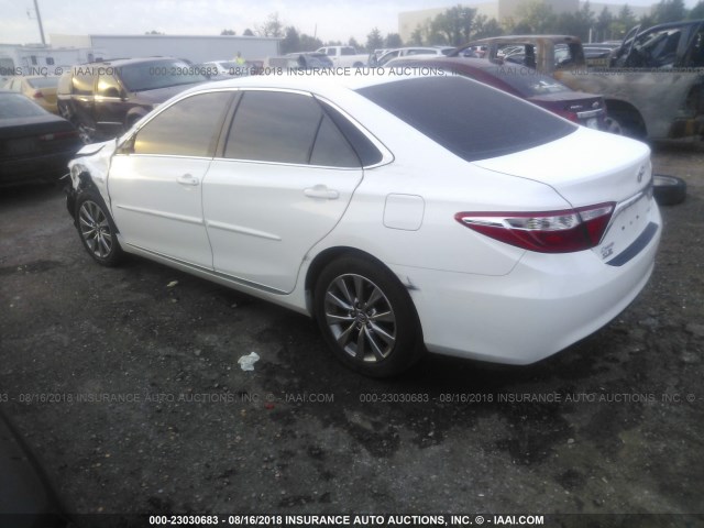 4T4BF1FK0GR547795 - 2016 TOYOTA CAMRY LE/XLE/SE/XSE WHITE photo 3