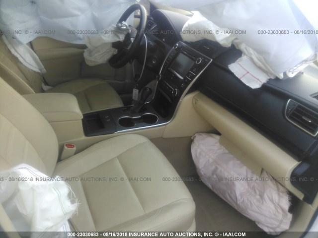 4T4BF1FK0GR547795 - 2016 TOYOTA CAMRY LE/XLE/SE/XSE WHITE photo 5